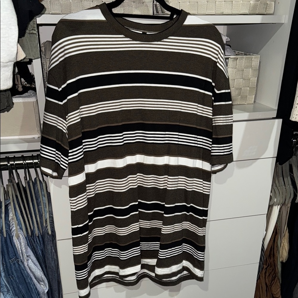 Express Men's Black and White Striped Tee